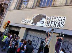 Concentració davant del cinema "Patricia Heras" abans de projectar-se sel documental