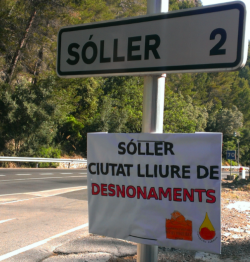 A l'entrada del poble es pot llegir "Sóller, ciutat lliure de desnonaments"