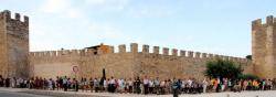 La Cadena Humana envolta la muralla de Montblanc 20.07.2013