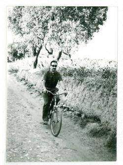 Pedrolo passejant a prop de Tàrrega en bicicleta