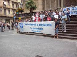 Mnifestació a Olot, sota el lema "Per la llibertat, la convivència i la democràcia #FeixismeMaiMés",