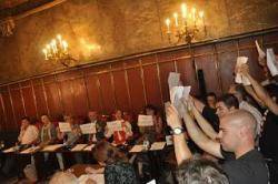 Militants i simpatitzants del PxC provoquen incidents al ple de l'Ajuntament de Vic