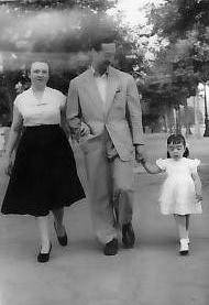 Anys 50, passejant amb la seva muller  i filla.