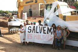 Una excavadora precintada com a presentació de la plataforma Salvem es Molinar