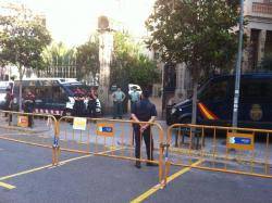 Mossos, Policia Nacional Espanyola i Guardi Civil custodiant la delegació del govern espanyol a Barcelona