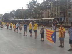 La cadena humana a Badalona escalfa els motors de la Via Catalana