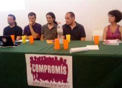 Membres del Compromís per Cerdanyola, durant la persentació d'un balanç dels dos anys de mandat. David Fernàndez (CUP-AE) convidat a l'acte del CxC