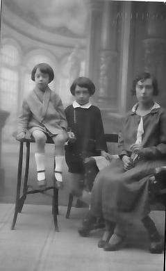 Els germans Manuel i Ramon amb la seva tia, anys 20