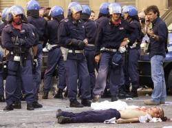 2001- La policia assassina d'un tret al cap l'activista Carlo Giuliani a Gènova