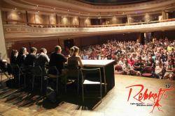 La sala gran de l'Ateneu de Sant Celoni plena per sentir el testimoniatge de les lluites populars