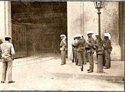 Guàrdies civils vigiles les cotxeres de tramvies de Barcelona durant la vaga tèxtil de 1913