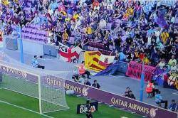 Estelada amb la bandera gibraltarenya al partit Llevant-Barça d'ahir