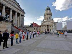 200 persones a la cadena humana de Berlín