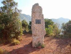 Monòlit en memòria de Josep Griñó i l'Albert Ibañeza al coll-mirador de les Espases, a Olesa de Montserrat.