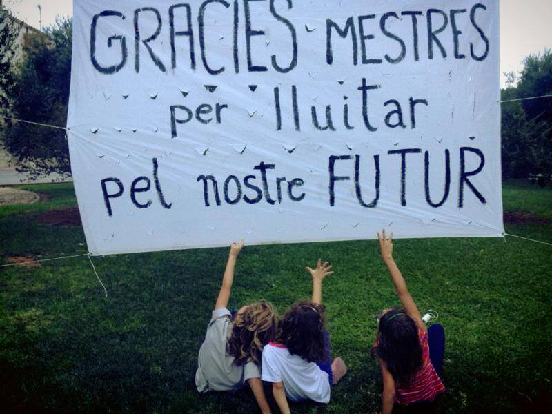 "Gràcies mestres per lluitar pel nostre futur"