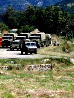 Camions de l'exèrcit aparcats a Saldes