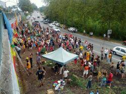 Uns 300 veïns van participar en la repintada del mural