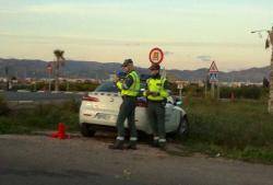 Fotografia de la parella de la  guardia civil que va retenir i denunciar a Carles Mateu per parlar en català