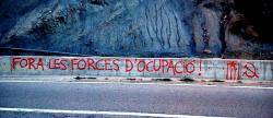 Una de les pintades contra la presència de militars espanyols a Saldes