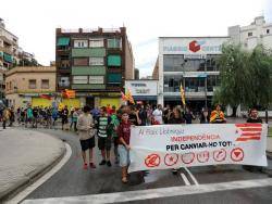 Malgrat la pluja un centenar de manifestants van recórrer diferents carrers del centre de LHospitalet