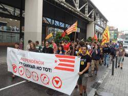 Malgrat la pluja un centenar de manifestants van recórrer diferents carrers del centre de LHospitalet