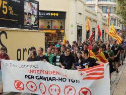 Malgrat la pluja un centenar de manifestants van recórrer diferents carrers del centre de LHospitalet