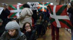 Moment de la protesta a la Facultat de Filosofia i Lletres de Buenos Aires on Garzón havia de pronunciar la xerrada