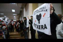 Moment de la protesta a la Facultat de Filosofia i Lletres de Buenos Aires on Garzón havia de pronunciar la xerrada