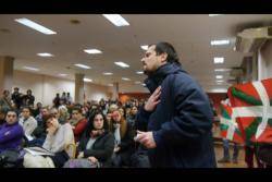 Moment de la protesta a la Facultat de Filosofia i Lletres de Buenos Aires on Garzón havia de pronunciar la xerrada