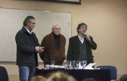 El degà de la Facultat de Filosofia i Lletres de la Universitat de Buenos Aires, Héctor Trinchero, el diputat Remo Carlotto i el filòsof Ernesto Laclau