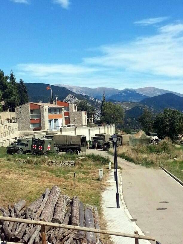 Camions de l'exèrcit aparcats a Saldes