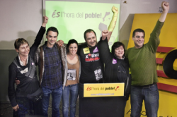 Els tres diputats de la CUP i altres membres de la formació celebrant l'entrada al Parlament