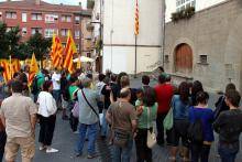 Un centenar de persones es concentren a Olot en solidaritat amb els mestres de les Illes