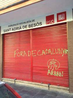 Pintada a la seu del PSC de Sant Adrià del Besòs