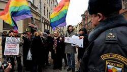 Contra la recent aprovació a Rússia  de lleis que atempten contra la llibertat d'expressió del col·lectiu LGBTI