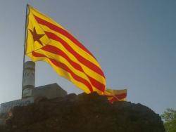 Estelada gegant que es penja a la muntanyeta durant l'Aplec