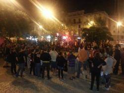 Més dues-centes persones es van reunir a la plaça de Sants per fer front a l'amenaça feixista