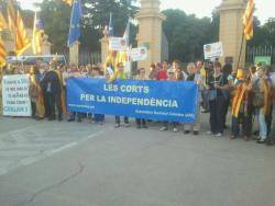 Van formar una cadena envoltant el perímetre dels jardins del palau