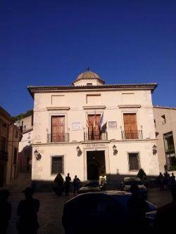 Les portes dels balcons foren tancats per no escoltar les protestes