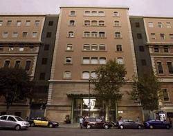 La mort d'un home després d'una detenció violenta genera indignació al Raval