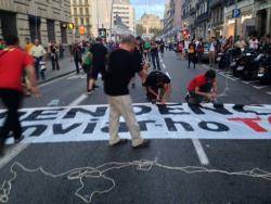 Moment de penjar la pancarta "independència per canviar-ho tot"