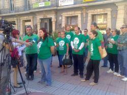 Roda de premsa de la PAH Ebre davant una sucursal de Bankia