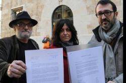 Representants d'Acció Cultural del País Valencià, Ca Revolta i Escola Valenciana en el moment de lliurement de la carta dirigida al President