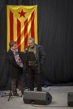 Guillem Agulló i Carme Salvador en un moment de la seua intervenció a l'acte de Sueca durant l'homenatge a Guillem