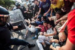 Fotografia del Borràs durant les càrregues contra els indignats a Barcelona