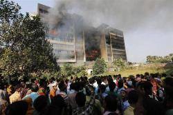 Els treballadors han cremat una fàbrica a Bangla Desh
