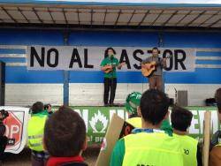 Una cadena humana a les dues bandes del Sénia exigeix el tancament de la planta Castor