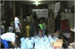 Militants del KMU preparant l'ajuda pels afectats en el cicl&oacute; al local Balai Obrero fundation, Manila.