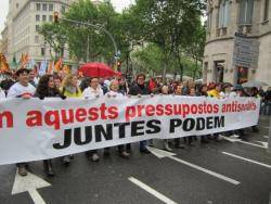 Pancarta de la capçalera amb el lema "Aturem aquests pressupostos antisocials. JUNTES PODEM" del mes d'abril d"enguany.