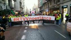 un nodrit grup de treballadors de Radiotelevisió Valenciana portant una pancarta amb el lema "RTVV no és tanca".